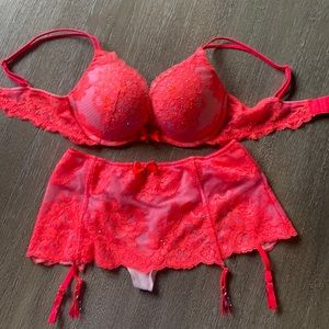 Victoria’s Secret matching push up bra & garter/panty set💕